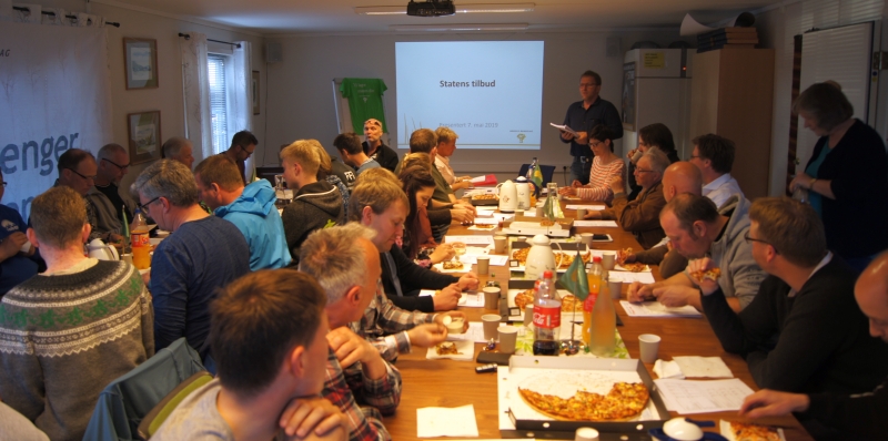 Det er slik vi helst vil gjennomføre møter med lokallaga, sier fylkesleder Thorleif Müller. Bildet er fra pizzamøtet på Gjennestad i 2019