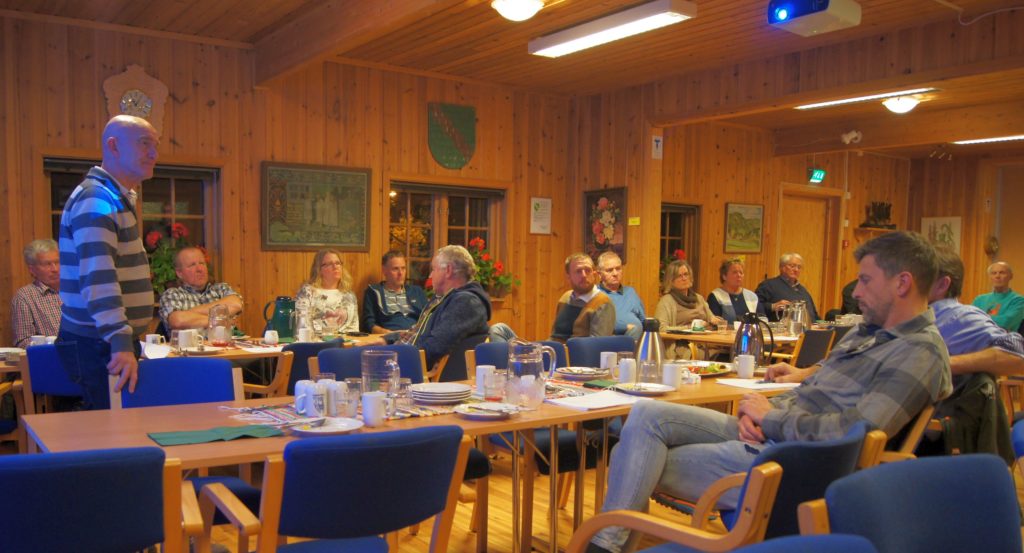 Diskusjon om landbrukskontoret under årsmøtet i Hedrum Bondelag