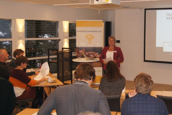 Org.sjef Elin Røed orienterer under Vestfold Bondelags ledermøte 2019