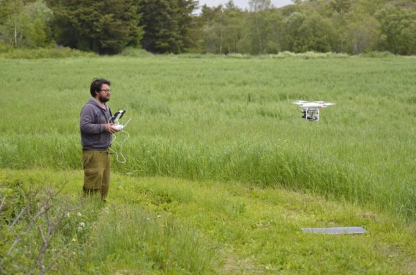 Her prøveflyr Thomas Vogler fra Høgskolen i Innlandet drone med termisk kamera i forbindelse prosjektet i Trøndelag. Foto: Simen Pedersen