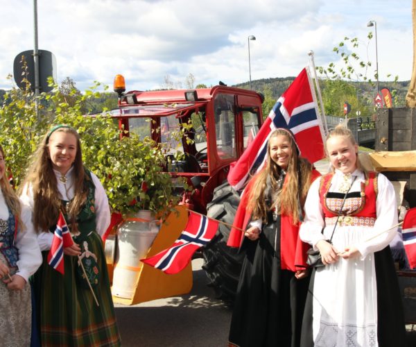 Sanne Jensen, Anniken Kalmo, Martine Lærum Olsen og Marte Trones Tveito i Sande Bygdeungdomslag i front på traktorkortesjen  Foto Magnus Franer-Erlingsen i Sande Avis