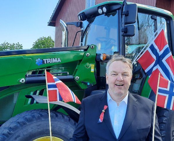 Initiativtaker Jon Torjus Alten foran traktoren Foto: Privat, hentet fra Tønsbergs Blad