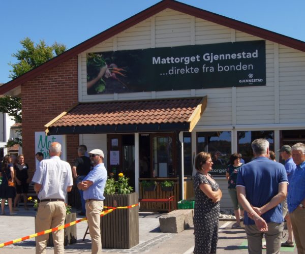 Mattorget ligger mellom Gjennestad vgs og hagesenteret