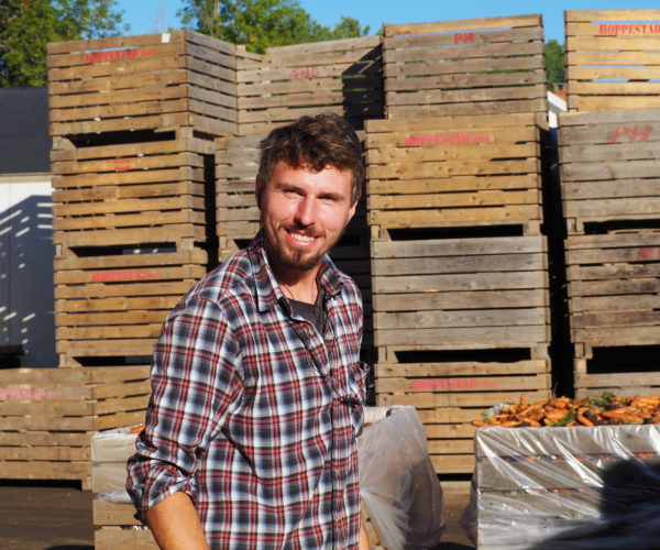 Tilbake på lageret finner vi Jakub. Han har ansvaret for at høstingen av grønnsakene går som det skal. Jakub er en av rundt 30 personer som jobber på Hoppestad gård i sesongen. Det er mange mennesker, der hver og en er viktig for at sluttresultatet blir bra. Flere av de har vært ansatt her i mange år. 