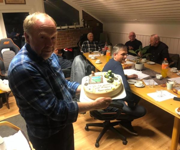På Heddal Bondelag sitt årsmøte ble det god stemning blant gutta når utsendte fra fylkesstyret Mikkel Aanderaa kom med kake. Arnfinn Nørstrud tok gjenvalg som leder.