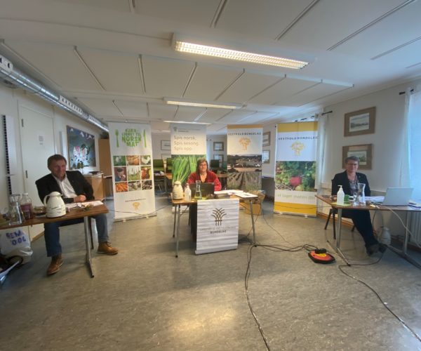 Thorleif Müller, tidligere fylkesleder i Vestfold Bondelag, ordfører Elisabeth Irgens Hokstad og Elin Røed, org.sjef i Vestfold og Telemark Bondelag var samlet i