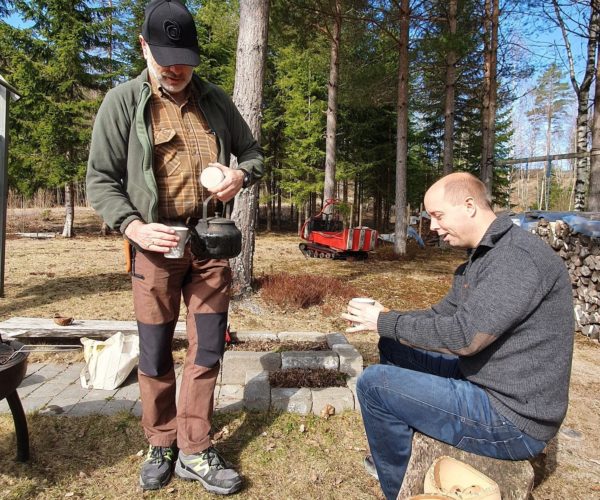 Hva smaker vel bedre en bålkaffe? Dag Terje Andersen skjenker kaffe til Thomas Pettersen.