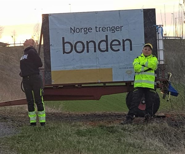 Borre og Undrumsdal Bondelag hadde fine modeller med seg da de rykket ut på aksjon.