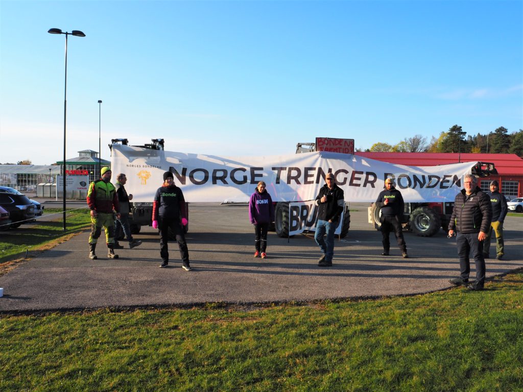 Aksjon i Skien. Nok er nok ! Vi markerer vår sterke misnøye med statens tilbud i årets jordbruksforhandlinger! Bonden må få et skikkelig inntektsløft!