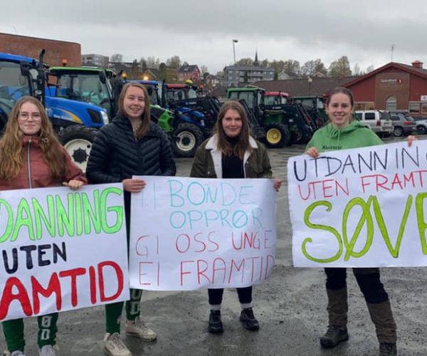 Elever fra Nome vgs avd Søve - framtida for norsk landbruk, de unge, er bekymret for om det er liva laga å være bonde. 