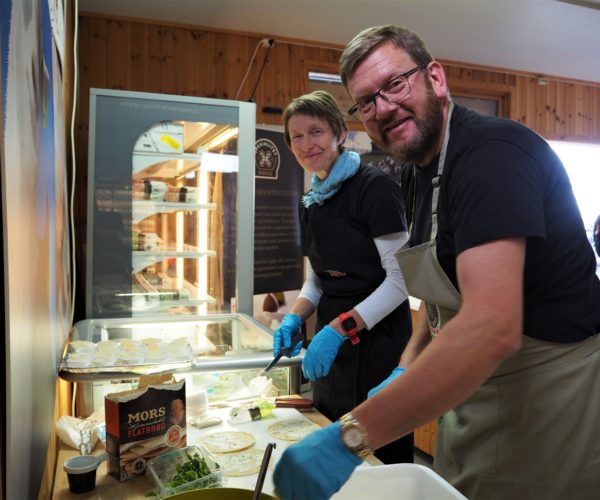 TINE Meieriet Haukeli er alltid å se på Dursku'n i Seljord. Her er Hans Nesheim i gang med å lage smaksprøver av Chevre sammen med Hege Gonsholt. 