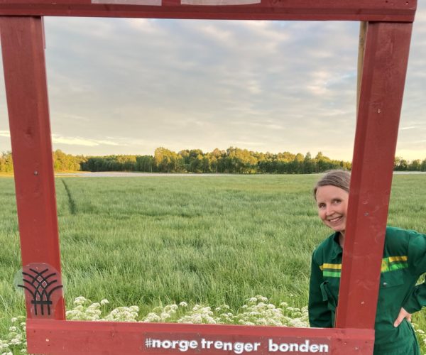 Birgitte Ringdal Brekke i Sandar Bondelag viser fram deres ramme.