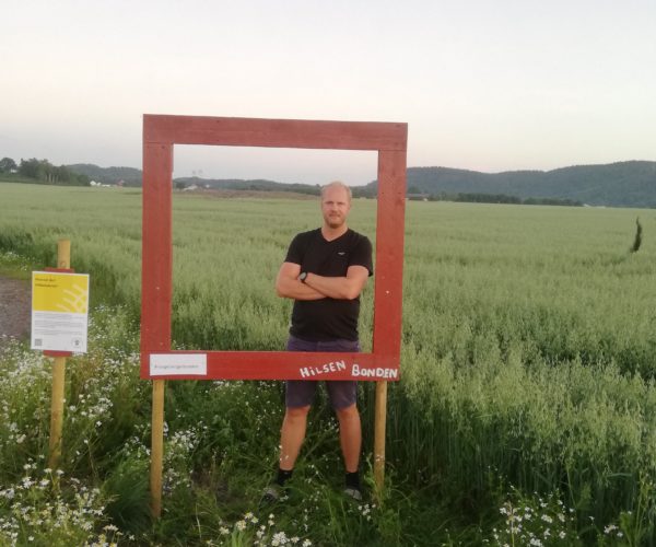 Ramnes viser oss også noen litt sjeldne vekster.  Her honningurt (og havreåker) hos Sjur Linnestad