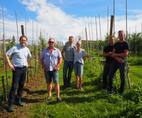 Statssekretær Widar Skogan sammen med fruktprodusentene: Jostein Jonsås, Henning Jensen, Anlaug Grave, Lars Einar Næs og Trond Bergskås (Telefrukt Produsentlag)