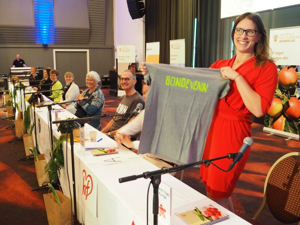 Fornøyd vinner. Maren Njøs Kurdøl (Rødt) fikk t-skjorte i premie.