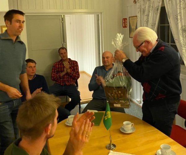 Arne Ueland har vært medlem i Fon Bondelag i 60 år og fikk overrakt blomster