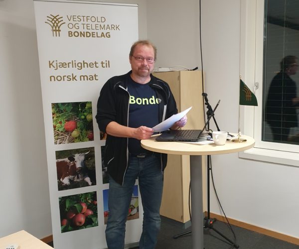 Leder Hans Christian Jørgensen leder årsmøtet med stø hånd, samtidig som ha ga god mulighet til dialog underveis