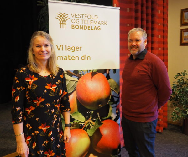 Mari Cecilie Gjølstad og Pål Kristian Ormstad fra Bondelagets Servicekontor loset deltakerne trygt gjennom to dager skattekurs.