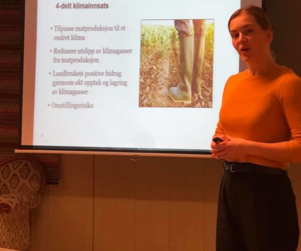 Ida Riis Johansen fra Norges Bondelag orienterte om Landbrukets klimaplan og planens åtte satsingsområder.