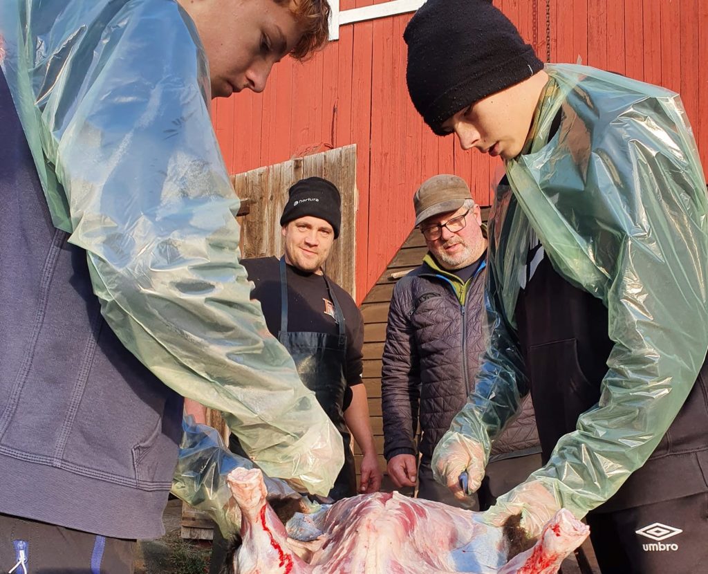 Ole Kristian Bergve og Aslak Snarteland ser ut til å være fornøyd med jobben som ungdomsskoleelevene gjør. 