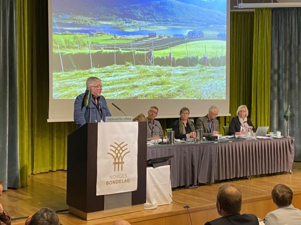 Aslak Snarteland på talerstolen i Rep.skapet til Norges Bondelag