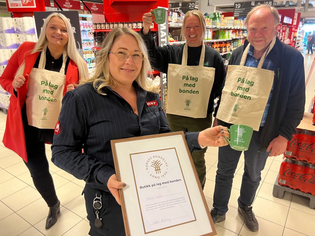 Gratulerer! Fv. Åslaug Sem Jacobsen (stortingsrepresentant Sp), Elise Mathisen (ass. butikksjef Meny Tuven), Lise Hagen og Arnfinn Nørstrud fra Heddal Bondelag. Foto: Jens Marius Hammer, Telen.
