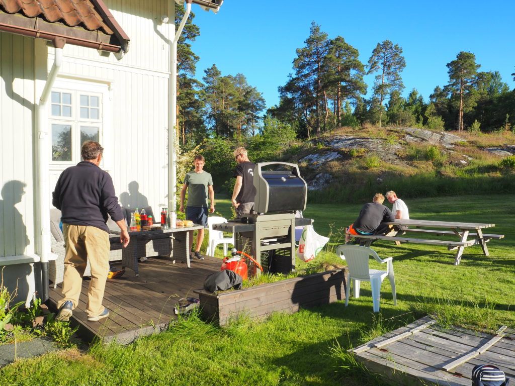 Hyggelig prat og godt sosialt lag i den fine junikvelden på Rogn!