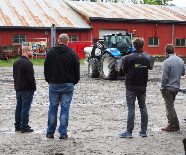 Alle deltakerne fikk prøve seg. Da blir det litt venting som kan fylles med kaffe og prat.