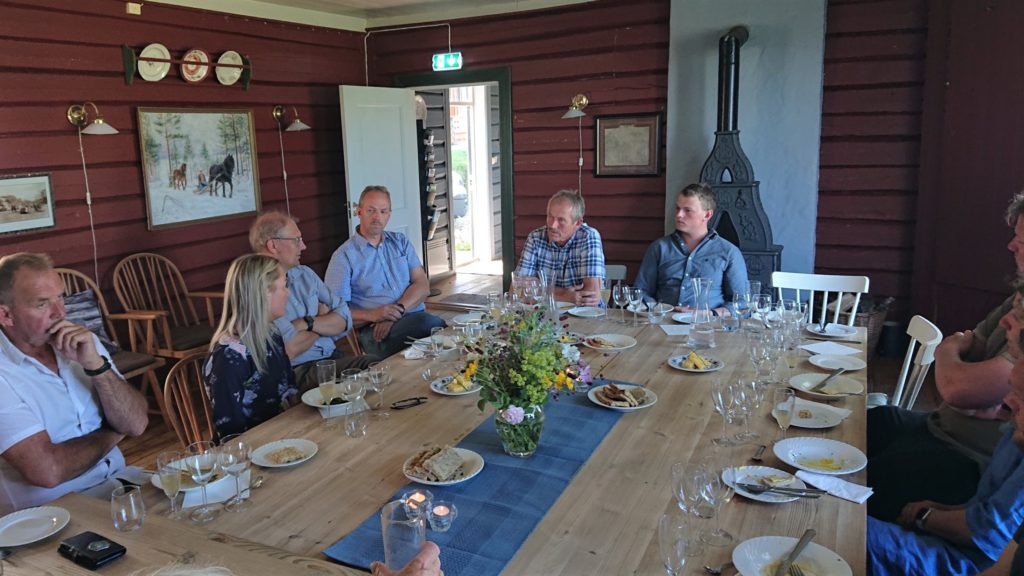 Møte med ministeren på Århus gård - et matbord innbyr til gode samtaler.