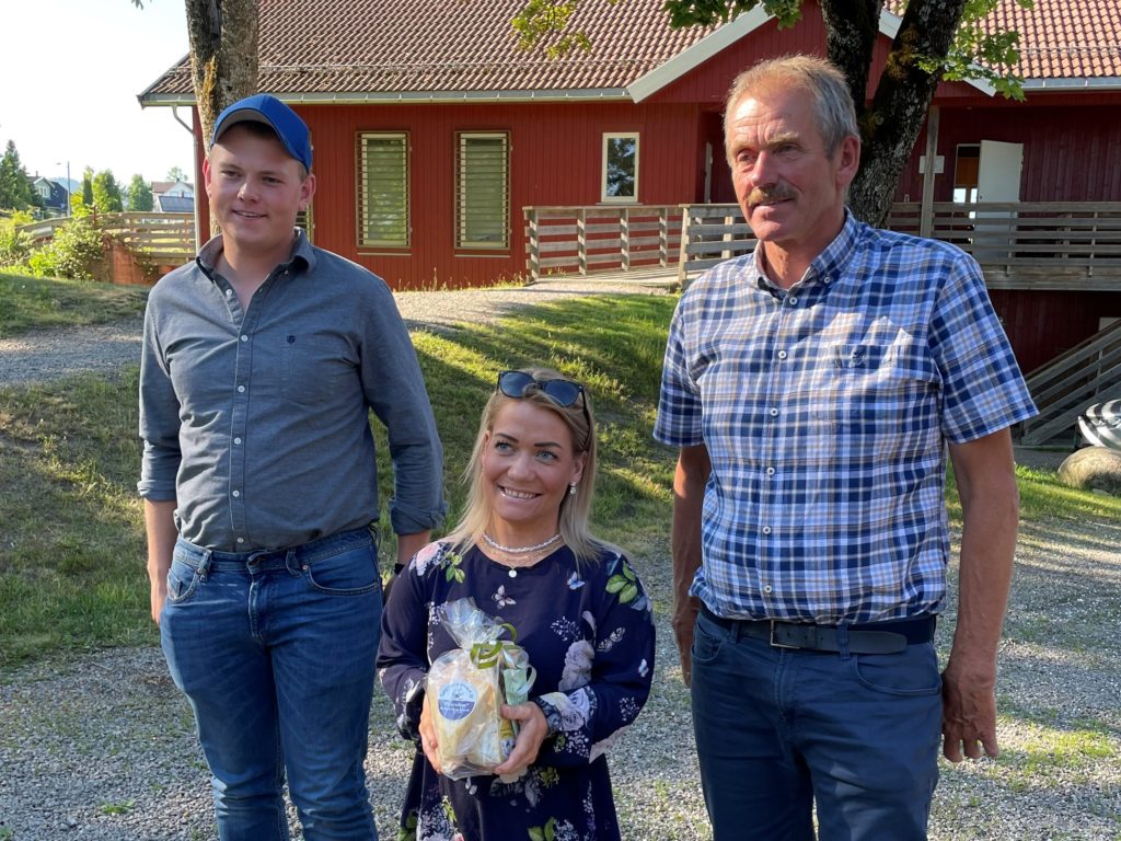 Sandra Borch fikk ost fra Langesund Ostmakeri av Håvard og Erik. 