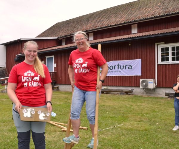 Det var mulig å utfordre ferdighetene på mange måter, f.eks på stylter eller ved å gå naturstien. Foto Olav Nordheim