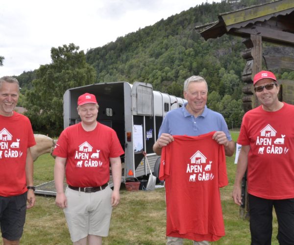 -Takk til både styremedlemmer og andre medlemmer som stilte opp denne dagen! Og til Historielaget for godt samarbeid, sier lokallagsleder Torstein Lie (lengst til høyre på bildet)  Foto Olav Nordheim.