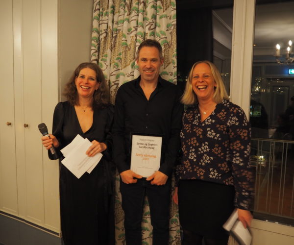 Per Øivin Sola tok i mot prisen for årets klimalag. Her flankert av prisutdelerne, Anne Birgitte Riis-Johansen og Inger Synøve Johnsen.