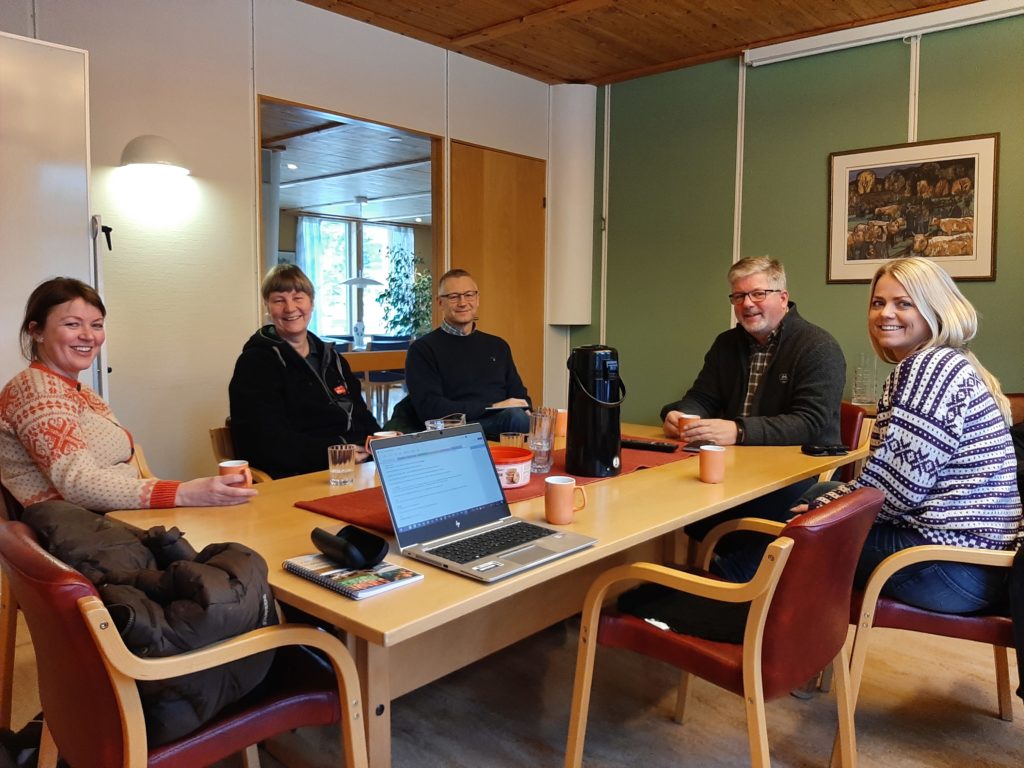 Nyttig dialogmøte. Fv. Sigrid Heldal, Pia Paulsen og Asle M. Fremgård fra Mattilsynet, Aslak Snarteland og Trude Flatland fra Telemark Bondelag.