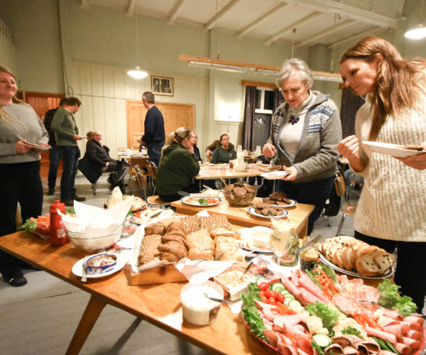 Laila Glittenberg Moen og Kate Bergland Mælandsmo syntes kveldsmaten var en veldig god idé og håper det blir flere slike møteplasser for de lokale bøndene fremover. Foto: Beate Evensen, Telen