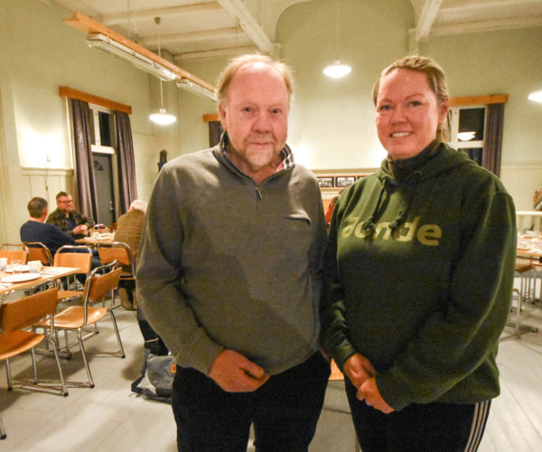 Arnfinn Nørstrud og Lise Hagen i Heddal Bondelag ønsker at bøndene i Notodden og Heddal skal treffes oftere. Foto: Beate Evensen, Telen