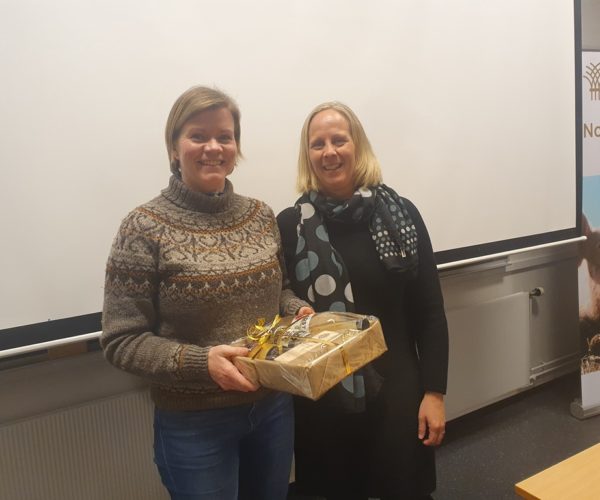 Møteleder Inger Synøve Johnsen takker Anja Fyksen Lillehaug for en engasjerende innlegg om dyrevelferdsmeldinga 