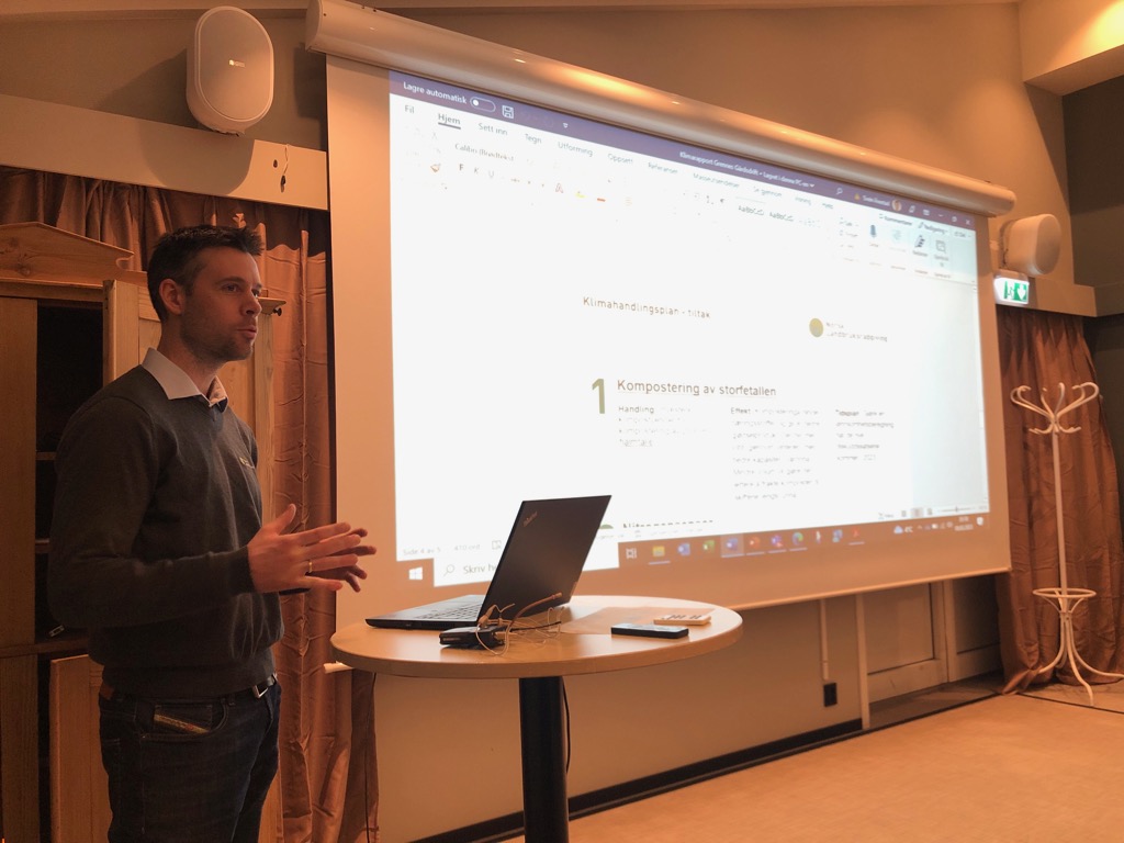 Svein Ivar Ånestad fra NLR orienterer om klimatiltak man kan utføre på egen gård.