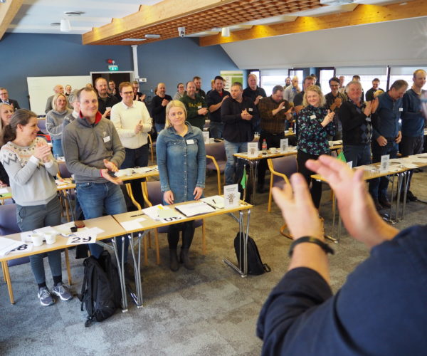 Stående applaus til nyvalgt leder, Trude Flatland.