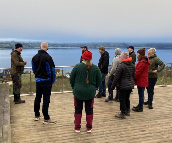 På en av nabogårdene møtte vi Jann Vestby. Han og kona Synnøve Vik Bergstad drev økologisk epleproduksjon, men også en del urte- og humleproduksjon. Grunnen til det er at de selv er kjemikere og driver www.gardsbrenneriet.no.  De hadde fin platting på taket av brenneriet hvor de både kunne arrangere selskap og litt utsalg på fine sommerdager.