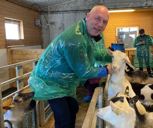 Fylkesleder Hans Jørgen Olsen Røren fikk god kontakt med geitene. I overkant god kontakt, mente geitebukken og nappet litt i frakken på Røren!