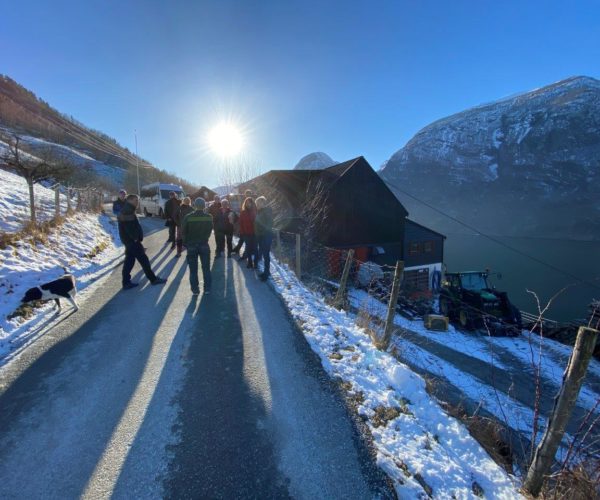 Einar og Gøril Lie driver også et geitebruk i Lærdal og det var imponerende hvordan gård og grunn klorte seg fast i bratta. -Det eneste som er vannrett her på gården er låvebrua, lo Gøril! Les mer om paret her https://www.bondelaget.no/vestland/nyhende/aurlandspar-frontar-norsk-matproduksjon