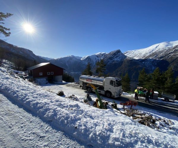 Hans Jørgen Olsen Røren var for øvrig også vår stødige sjåfør på turen og levde etter mottoet at så lenge TINE bilen kommer seg fram til geitebonde Sigurd Vikesland så skulle også minibussen komme seg fram.