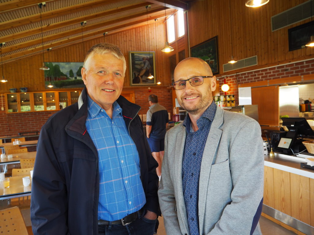 Landbruksdirektør Olav Sandlund (tv) i samtale med rektor på Nome vgs., Arne Grave.