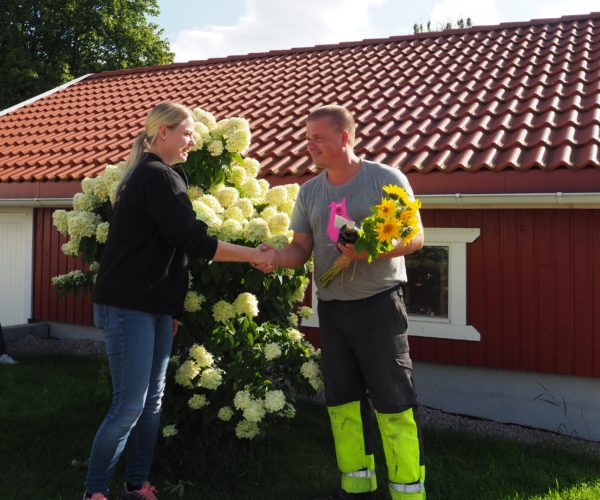 Leder i Telemark Bondelag, Trude Flatland takker Hans Ole Sætra Erikstein for et interessant besøk!