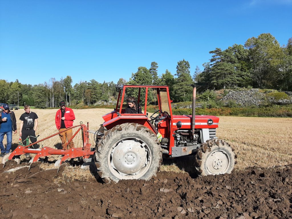 Det ble og vist pløying med veterantraktorer, som denne Massey Ferguson 165 med 4 hjulstrekk.