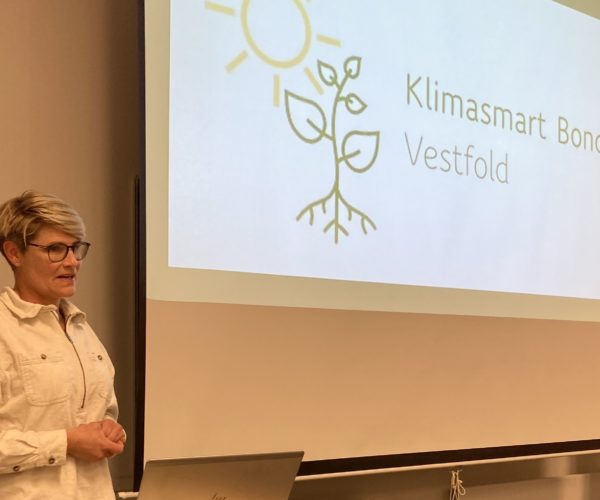 Silje Eckdahl er blitt prosjektleder i Klimasmart bonde i Vestfold. Hun fortalte om sin jobb som er å få opp aktiviteten rundt bruken av klimakalkulatoren og klimarådgiving i Vestfold. Lokallaga ble oppfordret til å bruke henne når landbruk og klima kommer på agendaen. Hun fortalte også at det var behov for noen flere spydspissbønder på klima hvis noen har lyst til å bidra direkte selv i klimaarbeidet.