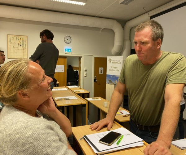 Synøve er selv en storverver og vervet blant annet 15 nye medlemmer i løpet av Dyrsku'n. I pausen forsøkte derfor Bjørn Dybo, lokallagsleder i Stokke, å leie ho inn slik at Stokke Bondelag kan vinne årets vervepremie. Dybo og Stokke Bondelag må nok gjøre den jobben selv, men det vanker fine vervepremier til de lokallagene som er kjapt ute med å verve!