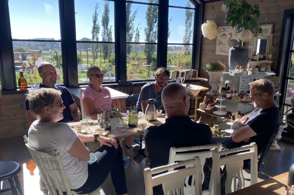 Turen ble avsluttet i gårdskaféen på Søndersrød gård i Helgeroa. Her møtte vi en av fylkets tidligste tidligprodusenter, Henrik Berg. Han driver tildligproduksjon av kål, gulrot, potet og løk, som jo er typisk for dette området. Henrik Berg understreket viktigheten av et velfungerende importvernet  i det tidliggrønnsakene kommer på markedet. Bondelagets nestledere fikk også med seg noen tips til endringer som bør gjøres for å få enda mer fangvekster inn på arealene hvor det produseres tidliggrønnsaker.