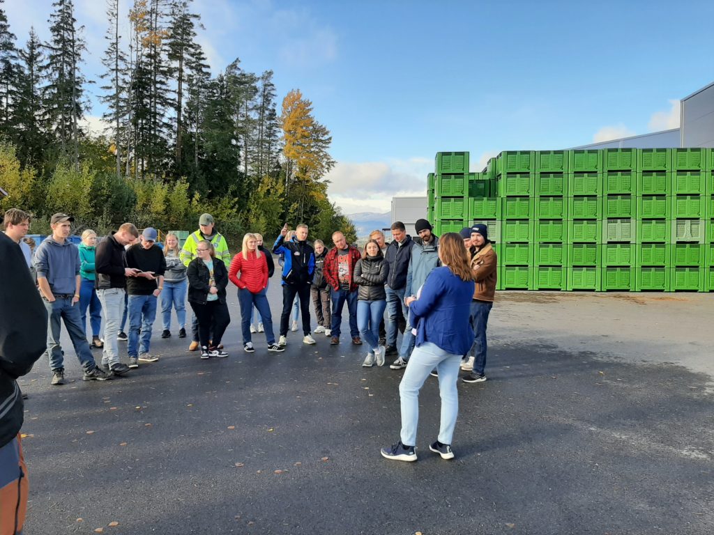 På Telefrukt fikk turdeltagerne en grundig orientering om denne pakke- og distribusjonsenheten.